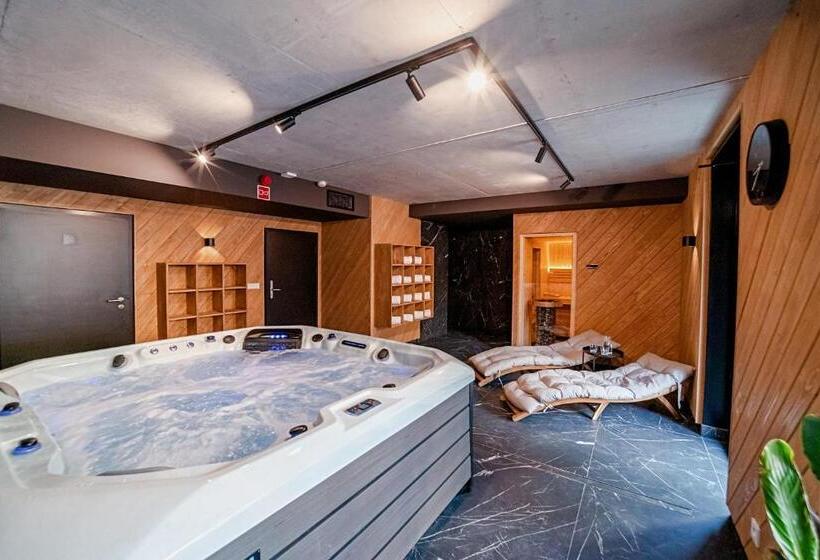 آپارتمان 1 خوابه با چشمانداز استخر, Lipowy Dwór