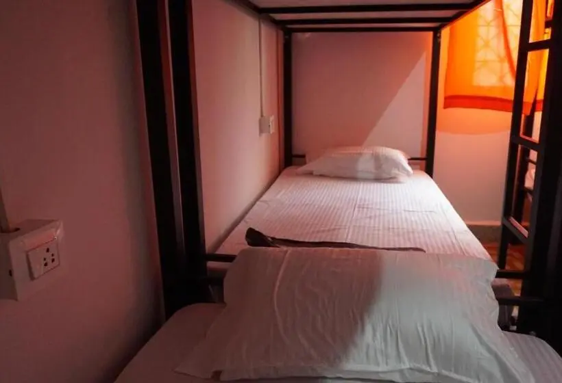 ルームシェアのワンベッド, Footloose Hostel