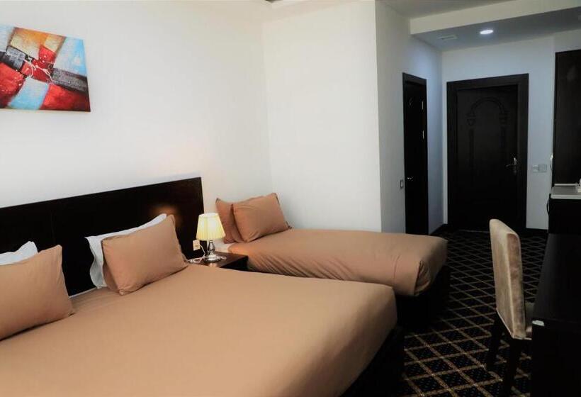 חדר קומפורט לשלושה, Kristal