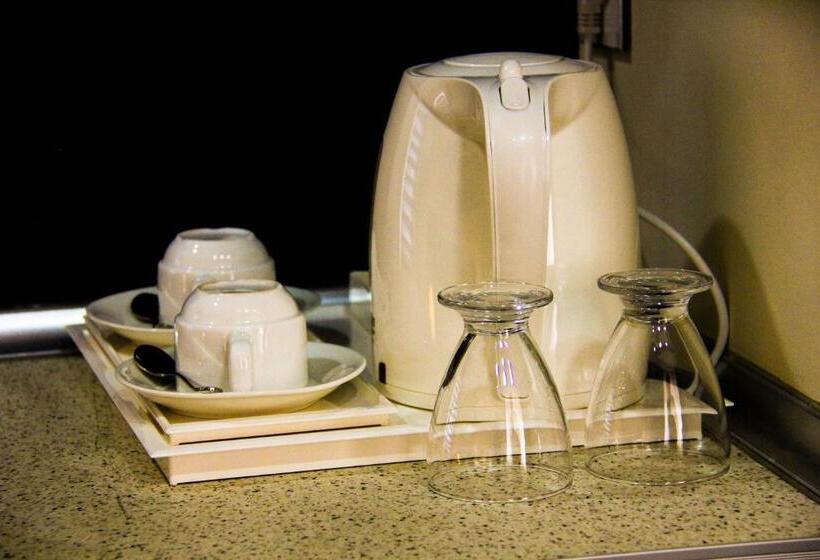 חדר קומפורט לשלושה, Kristal