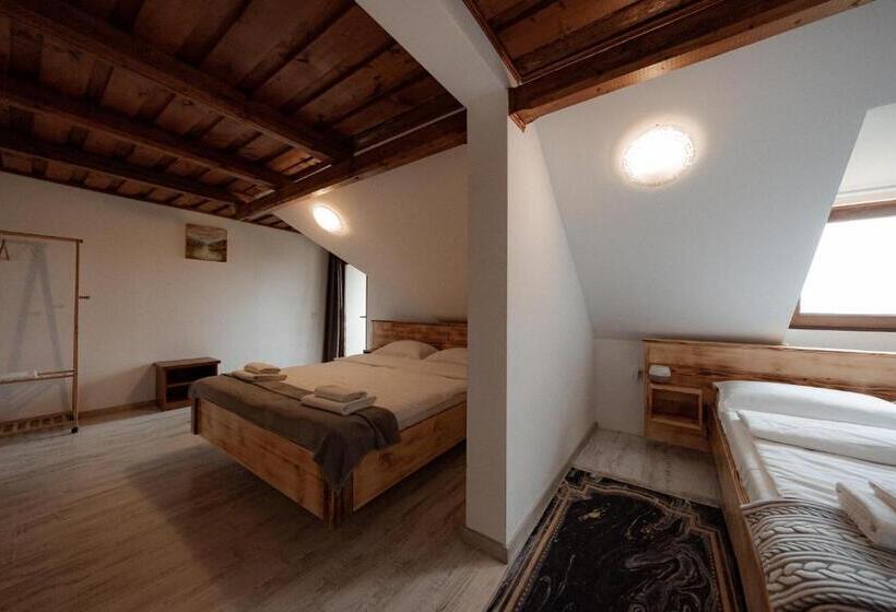 اتاق استاندارد چهارنفره با بالکن, Tihuța Retreat