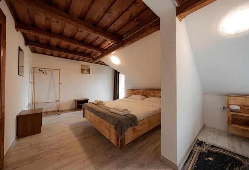 اتاق استاندارد چهارنفره با بالکن, Tihuța Retreat