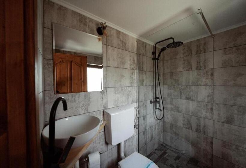 标准间, Tihuța Retreat