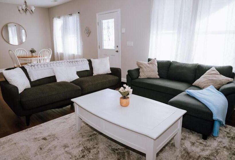 منزل 3 غرف نوم, Charming Urban Oasis