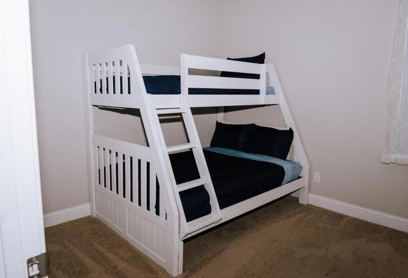 3间卧室的房子, Charming Urban Oasis