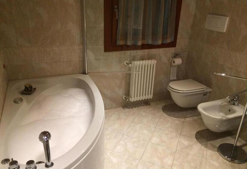 バスルーム共有のシングルスタンダード, Villarosa