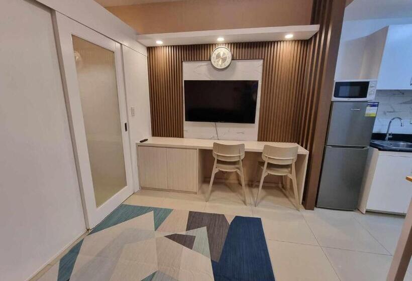 Appartement met 1 Slaapkamer en Balkon, Cozy And Spacious 1br Condo