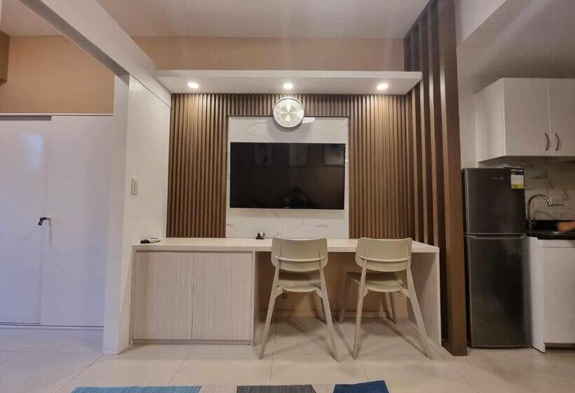 Appartement met 1 Slaapkamer en Balkon, Cozy And Spacious 1br Condo