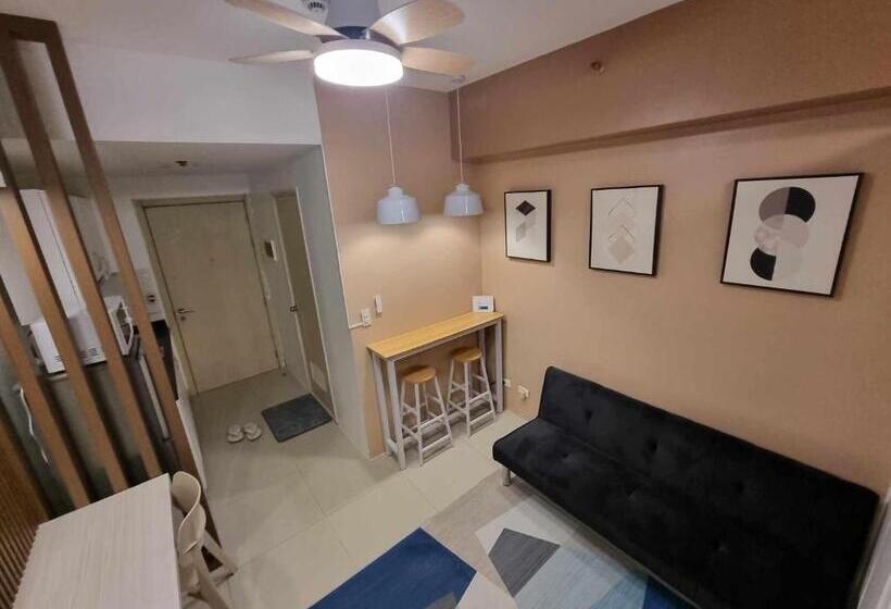 Appartement met 1 Slaapkamer en Balkon, Cozy And Spacious 1br Condo