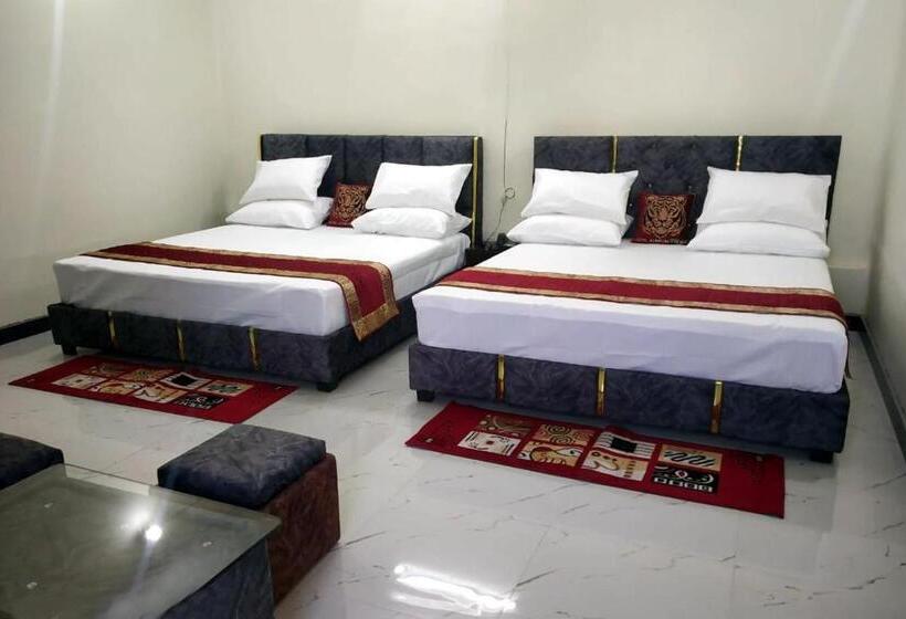 חדר דלוקס לשלושה, Kumkum Chhaya