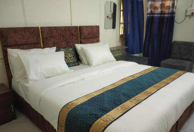 חדר דחוקס עם מיטת קינג, Kumkum Chhaya