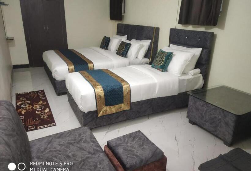 חדר דלוקס לשלושה, Kumkum Chhaya