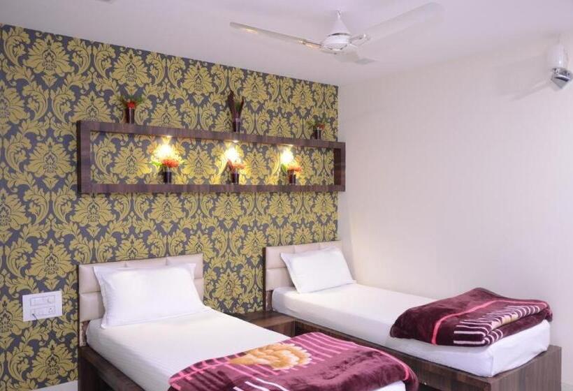 디럭스 트리플 룸, Vatika Inn