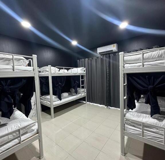 ルームシェアのワンベッド, Monkey Hostel