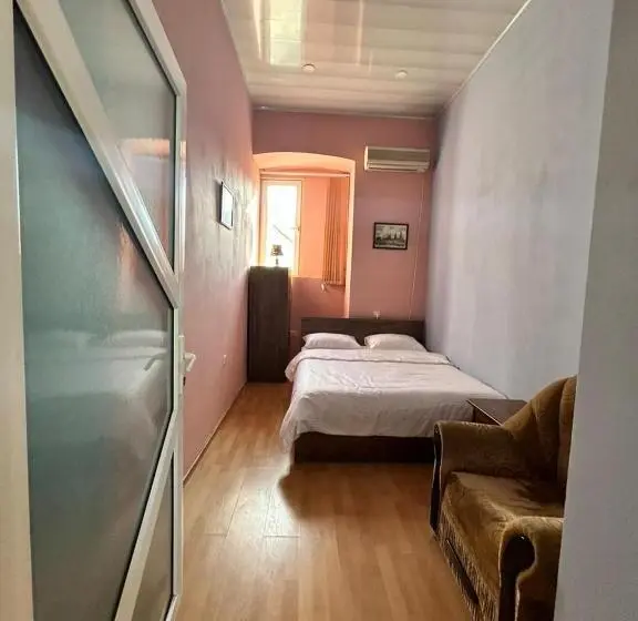 اتاق اکونومی, Hostel124