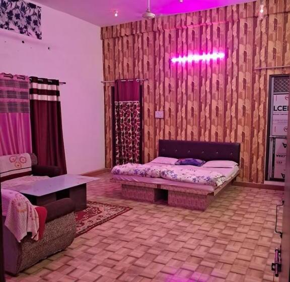 Quarto Triplo Deluxe, Oyo Apelsa