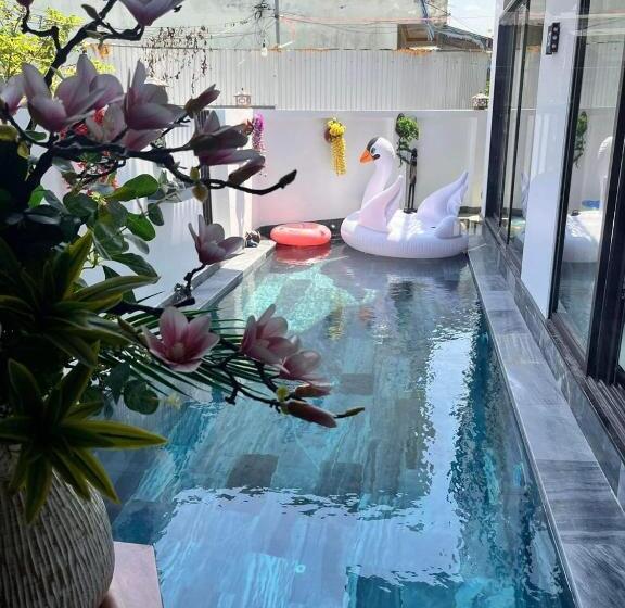 اتاق استاندارد با چشمانداز استخر, The Dragon Villa Hoi An