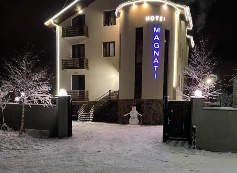 اتاق استاندارد سه نفره, Magnati