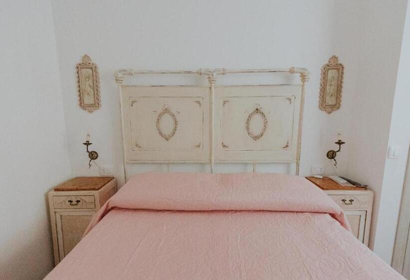 اتاق استاندارد, La Tana Dei Tassi