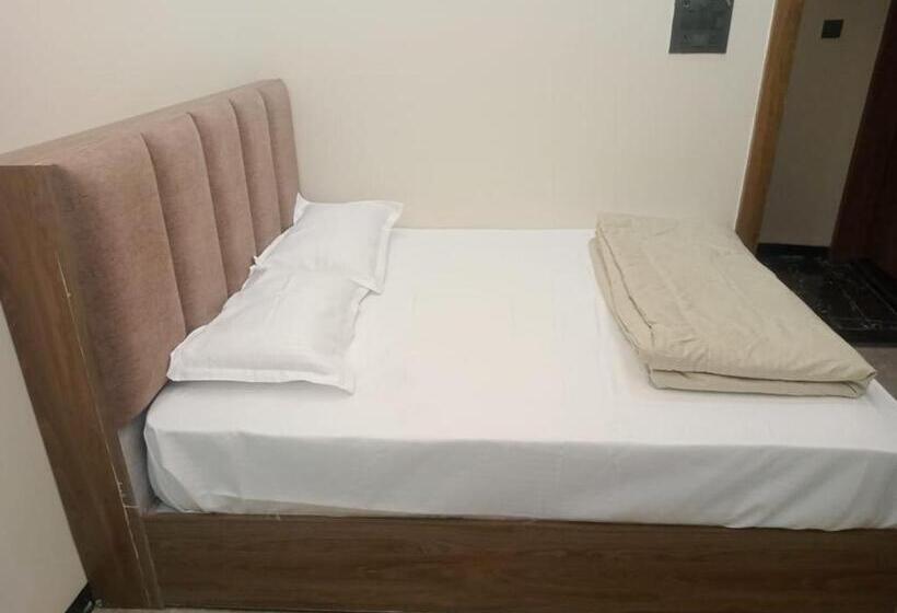 Quarto Deluxe, Alka Shree