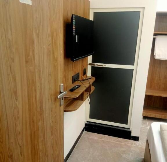 Quarto Deluxe, Alka Shree