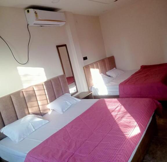 Quarto Deluxe, Alka Shree