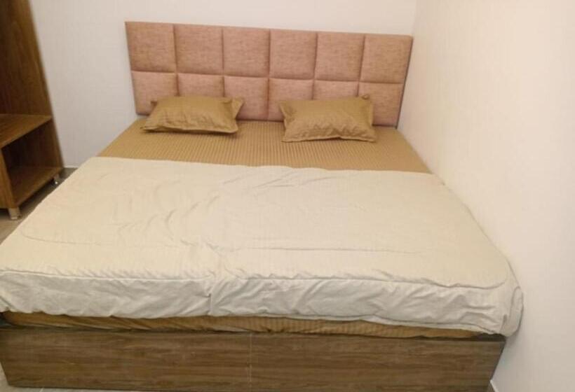 Quarto Deluxe, Alka Shree