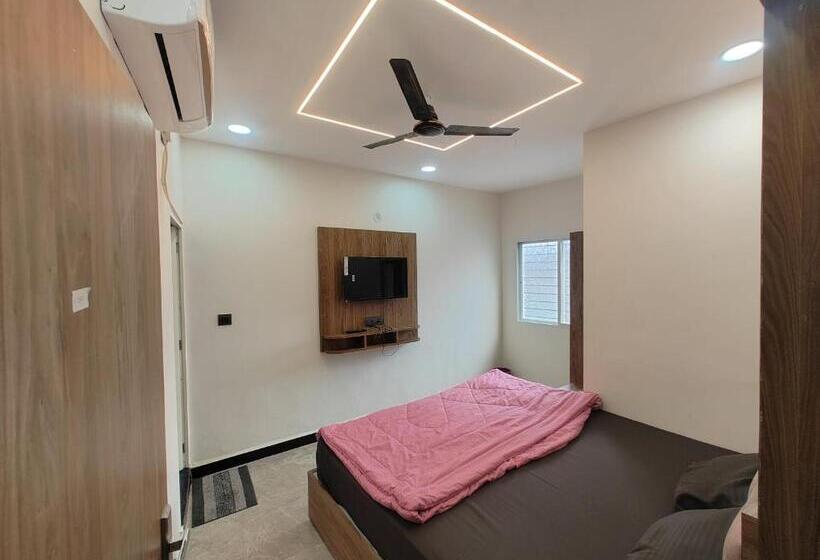 Quarto Deluxe, Alka Shree