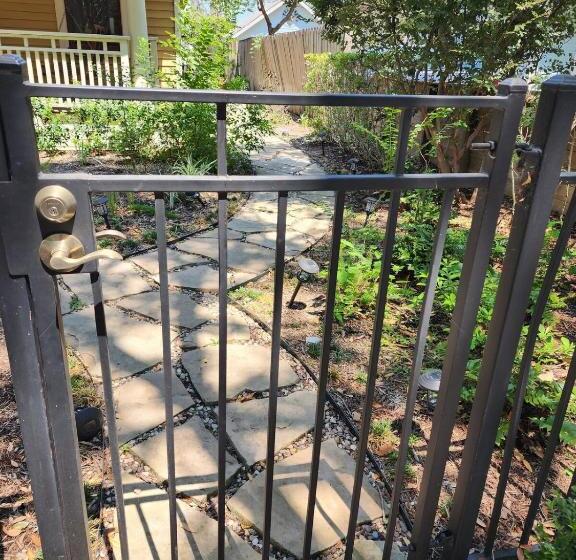 דירת חדר, Cute & Quiet Garage Apt Home