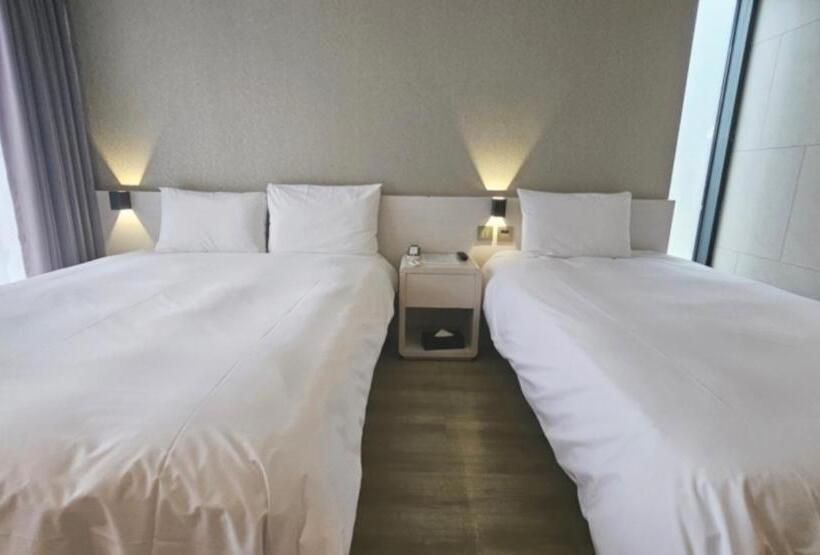 غرفة قياسية مزوَّدة بشُرفة, Air City Hotel Corp