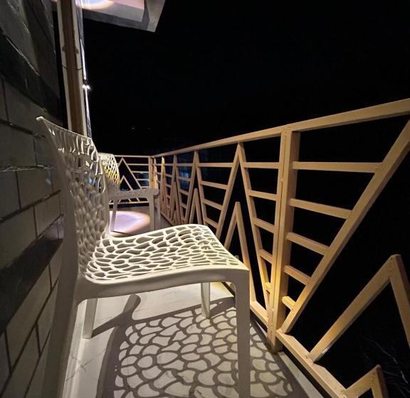 带阳台的豪华间, Burwa Breeze By Winsum Stays