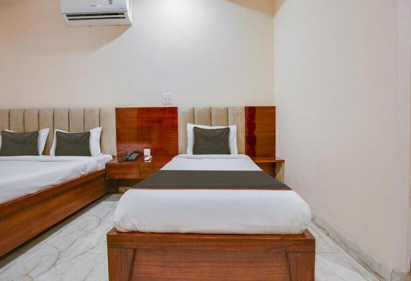 Klassiskt Trippelrum, Collection O Hotel Backhouse