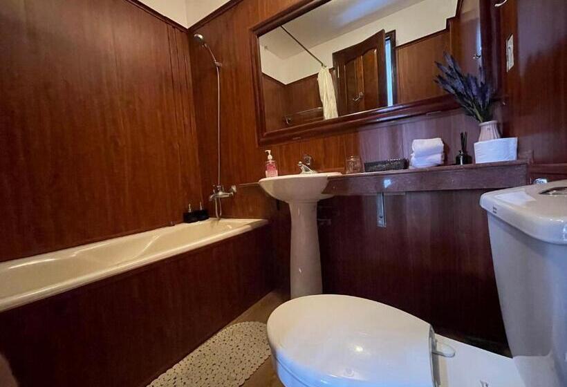 اتاق لوکس با چشمانداز, Hue Pink Lotus