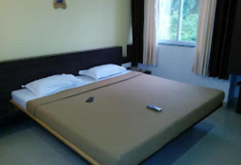 غرفة عائلية, Om Executive, Satara