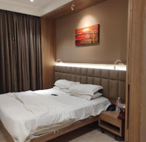 Quarto Superior, Radiance, Ahmednagar