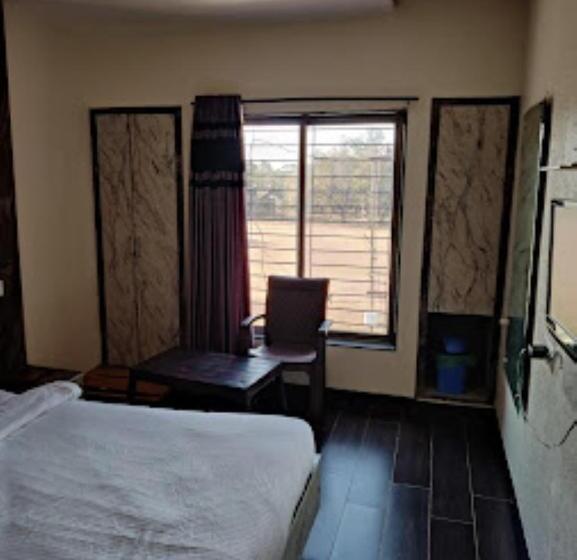 חדר דחוקס עם מיטת קינג, Rw International, Hingoli