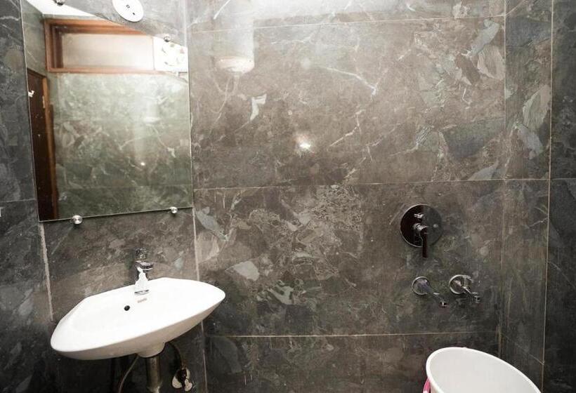 غرفة ديلوكس, Sarthi Guest House In Jangpura Bhogal Near Nizamuddin Railway Station