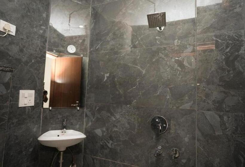 اتاق لوکس, Sarthi Guest House In Jangpura Bhogal Near Nizamuddin Railway Station