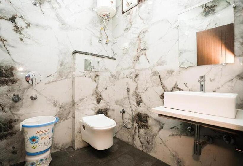 اتاق لوکس, Sarthi Guest House In Jangpura Bhogal Near Nizamuddin Railway Station