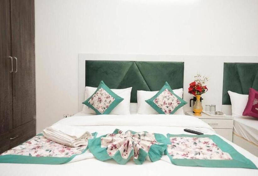 اتاق سوپریور سه تخته, Sarthi Guest House In Jangpura Bhogal Near Nizamuddin Railway Station