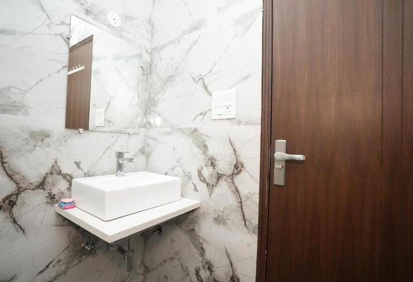 غرفة عائلية, Sarthi Guest House In Jangpura Bhogal Near Nizamuddin Railway Station