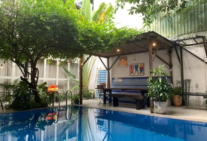 اتاق استاندارد سه تخته با چشمانداز استخر, A Lamer Home Vũng Tàu