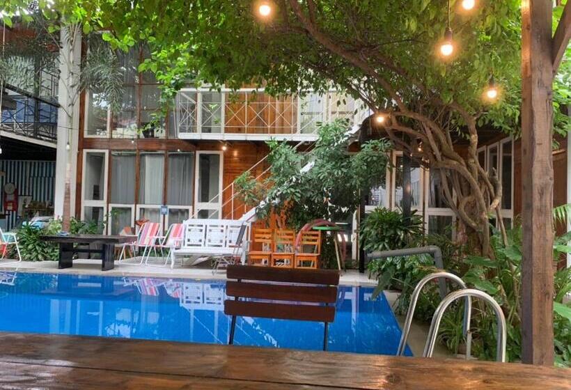 اتاق استاندارد سه تخته با چشمانداز استخر, A Lamer Home Vũng Tàu