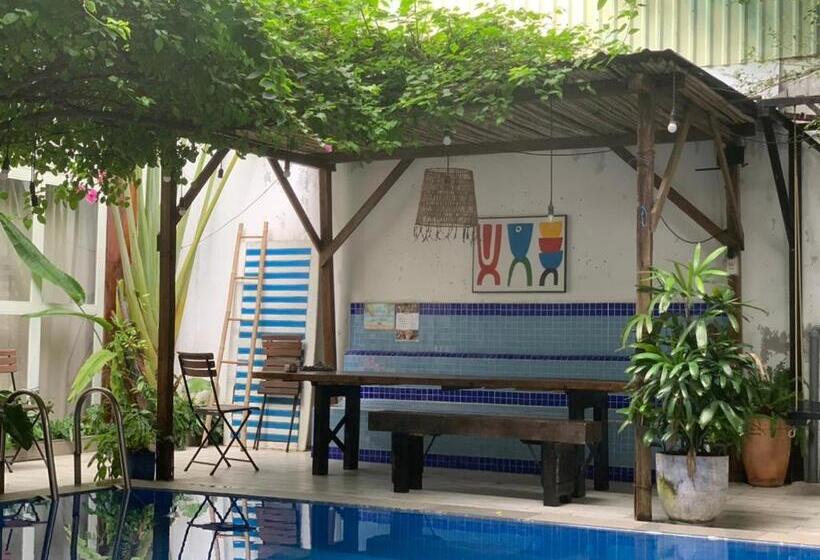 اتاق استاندارد سه تخته با چشم‌انداز استخر, A Lamer Home Vũng Tàu