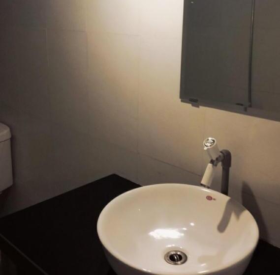 اتاق استاندارد سه تخته با چشمانداز استخر, A Lamer Home Vũng Tàu