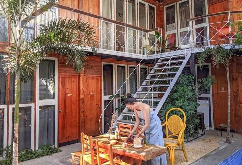 اتاق استاندارد سه تخته با چشم‌انداز استخر, A Lamer Home Vũng Tàu