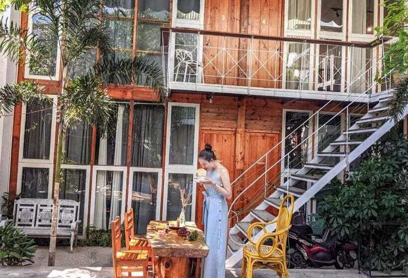 اتاق استاندارد سه تخته با چشمانداز استخر, A Lamer Home Vũng Tàu