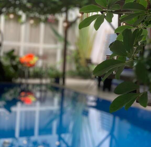 اتاق استاندارد سه تخته با چشمانداز استخر, A Lamer Home Vũng Tàu