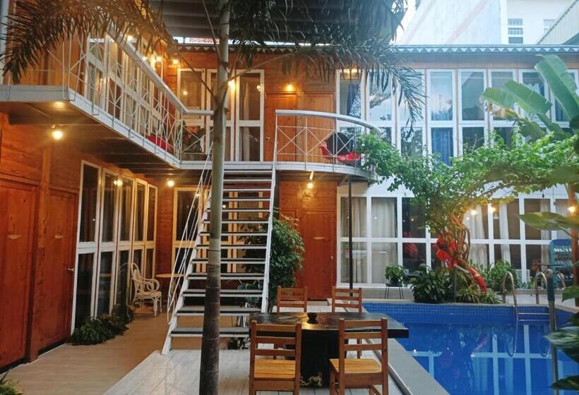 اتاق خانوادگی با چشم‌انداز باغ, A Lamer Home Vũng Tàu