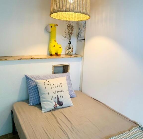 اتاق استاندارد سه تخته با چشمانداز استخر, A Lamer Home Vũng Tàu